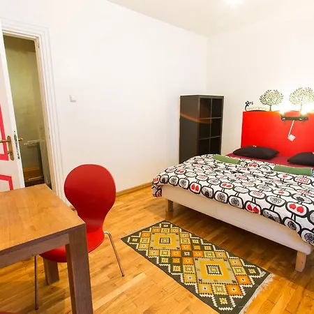 אכסניה The Knight House *